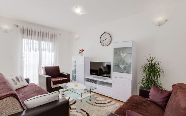 Spacious Holiday Home in Podstrana near Sea