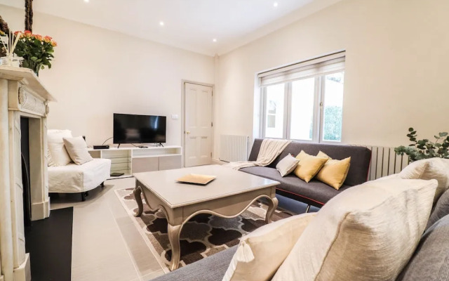 Beautiful Kensington Garden Apartment