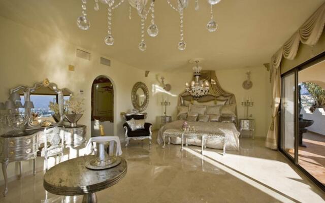 19567 - Unique Luxurious And Palacial Villa
