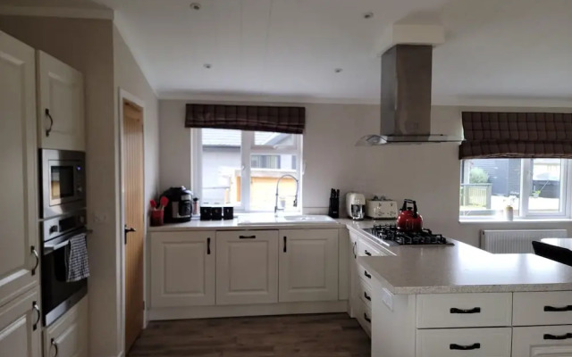 Luxury 2-bed Lodge in Routh, Sleeps 4 With Hot Tub
