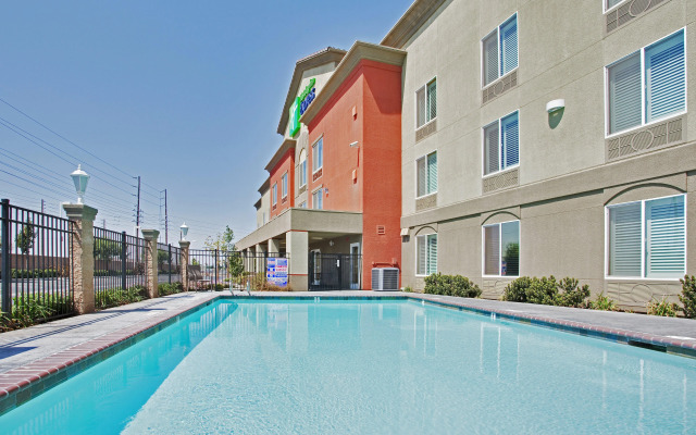 Holiday Inn Express and Suites Modesto by IHG