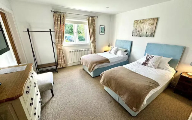 Cotswolds Lakeside Home-Summer Lake