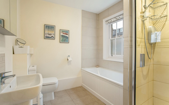 Perfect for family stays, ideal for walk to shops & restaurants