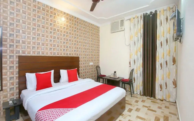 OYO 13700 Hotel Star Palace