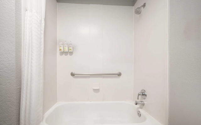 La Quinta Inn & Suites by Wyndham Raleigh Cary
