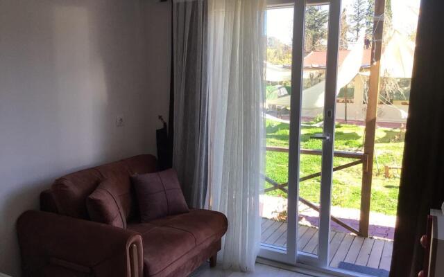 Zeyos Lodge