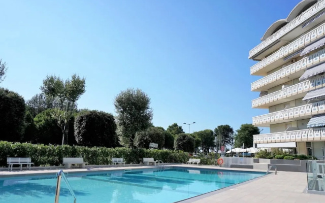 Cosy Apartment With Shared Pool