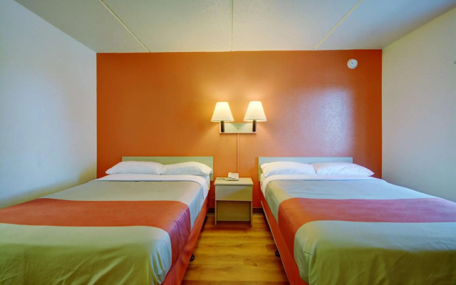 Motel 6 Chicopee, MA - Springfield