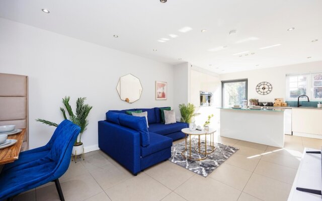 Large 4 Bed Townhouse in Uxbridge Sleeps 9