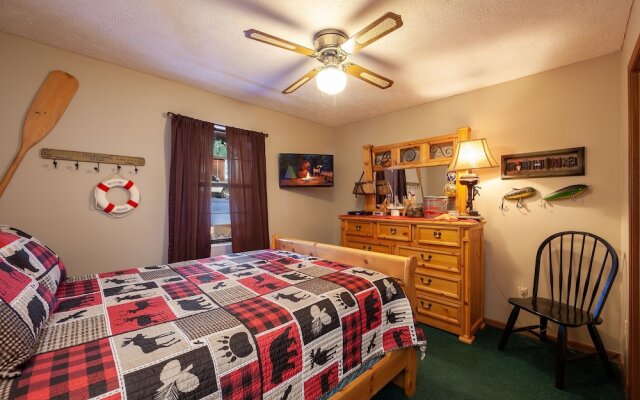 Bearfootin' 3 Bedroom Cabin by RedAwning