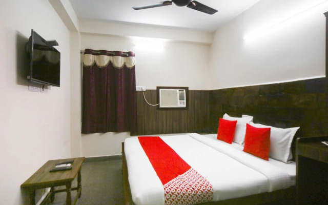 OYO 61379 Golden Cafe Boarding & Lodging