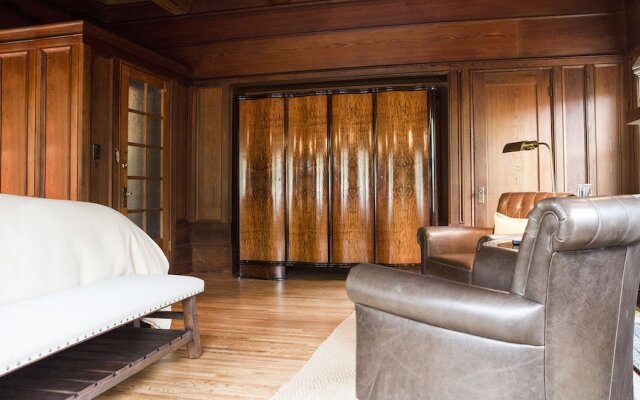 The Harbor House Inn