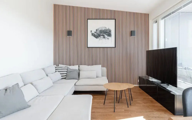 Luxurious 1BR Penthouse with Balcony