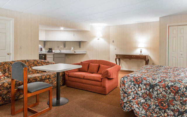 Econo Lodge Inn & Suites Groton