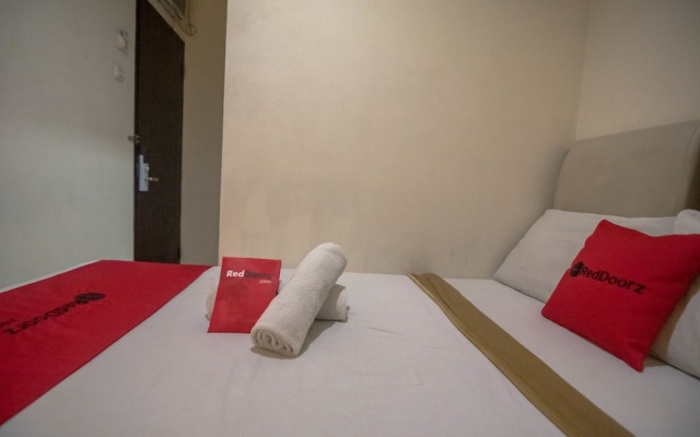 RedDoorz near RS Husada – Guest Rooms – Jakarta