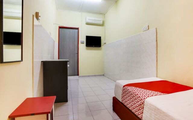 OYO 89615 T Family Hotel