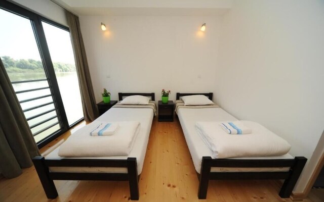 B&B Boatel Charlie