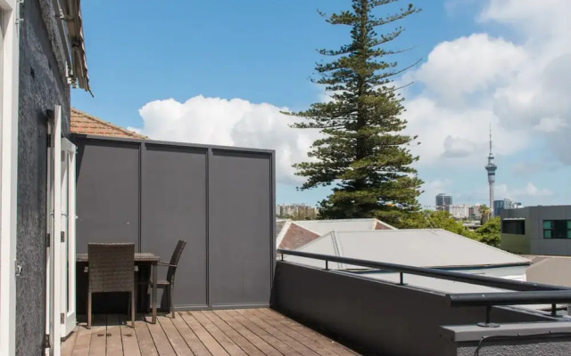 Freshly Renovated 2 Bedroom Apartment With Terrace