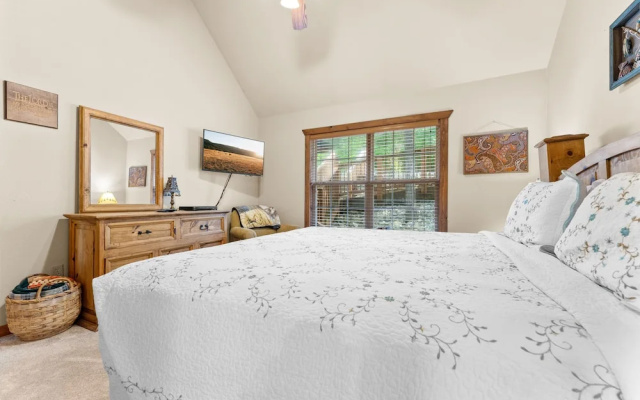 Dakota Lodge 2 Bedroom Home by RedAwning