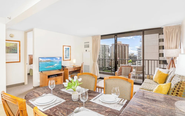 Waikiki Sunset Close to Beach with Parking