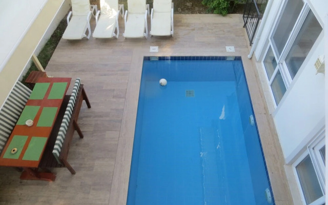 Villasevval-sleeps8-pool-bbq-ac-neartown