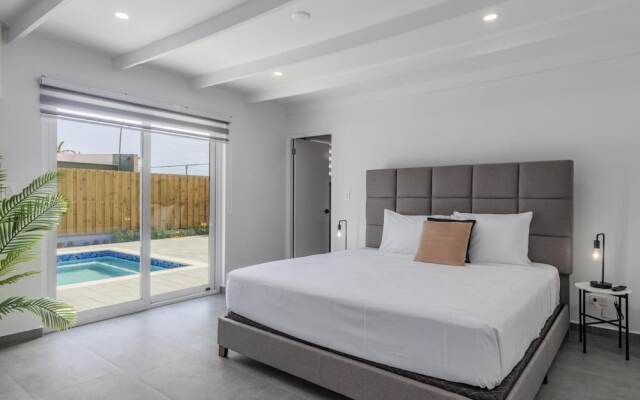 Luxurious Oasis Mins to Beach King Beds Pool