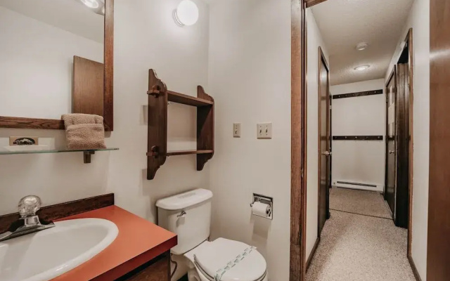 57sw - Fireplace - Wifi -  Sleeps 6 2 Bedroom Home by RedAwning