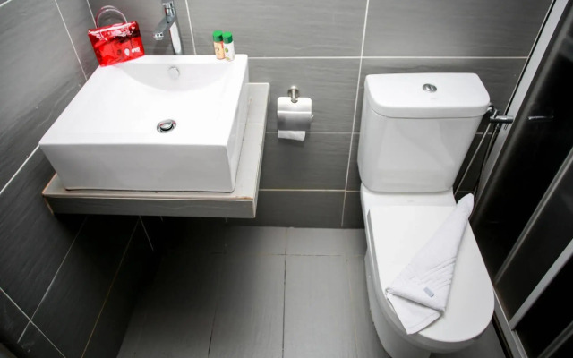 OYO 246 Link Inn (Sanitized Stay)