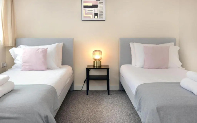 City centre 4 bedroom town house with parking