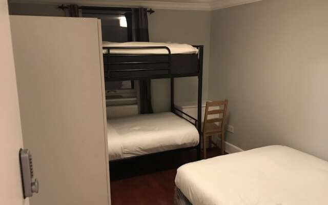 Rooms at 5 Hammersmith Road - Hostel