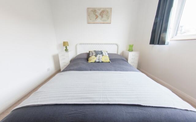 Bright & Airy 2-bedroom Flat for 6 in Blackheath