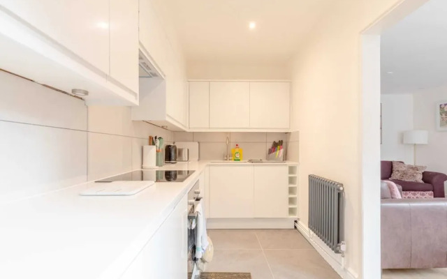 Beautifully Presented 2BD Flat W/patio- Kensington