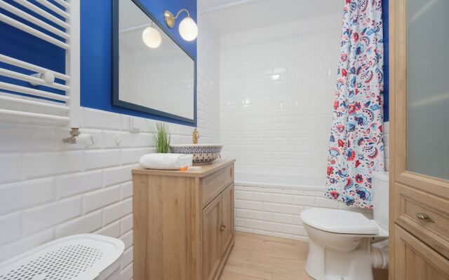Warsaw Apartment With Parking by Renters
