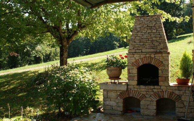 Cozy Holiday Home in Villefranche-du-Perigord with TV