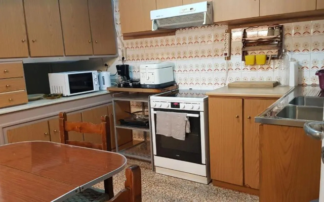 Teal Apartment - Athens Center, 4 BD, 2 BATH