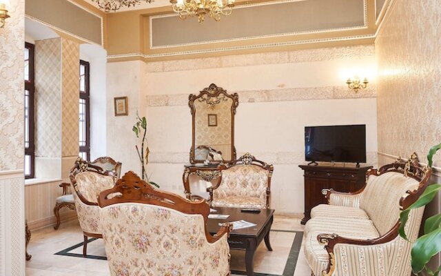 Hotel Adonis Palace