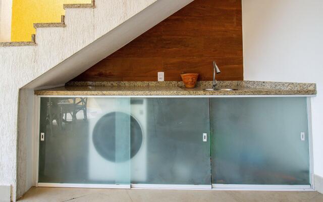 Linda casa c/piscina a beira mar AJA017