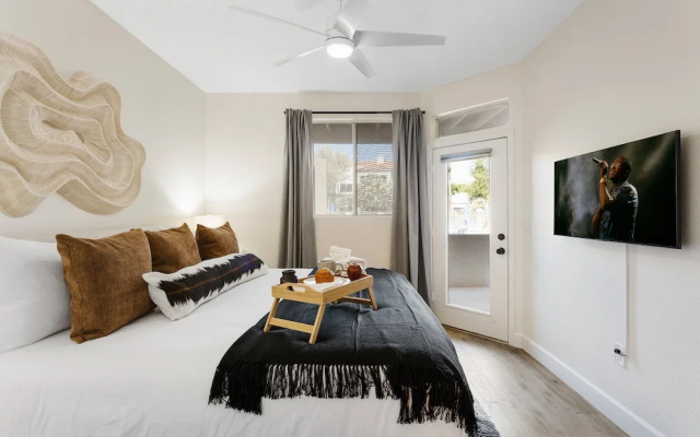 Solace - Community Pool & Gym -walk to Restaurants