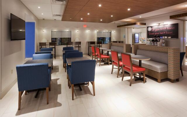 Holiday Inn Express Roseville-St. Paul, an IHG Hotel