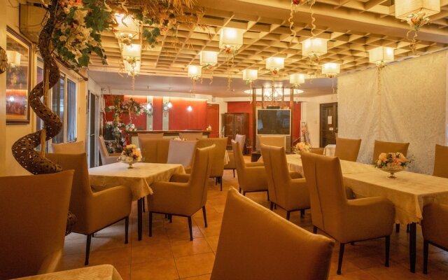 OYO 579 Anisabel Suites