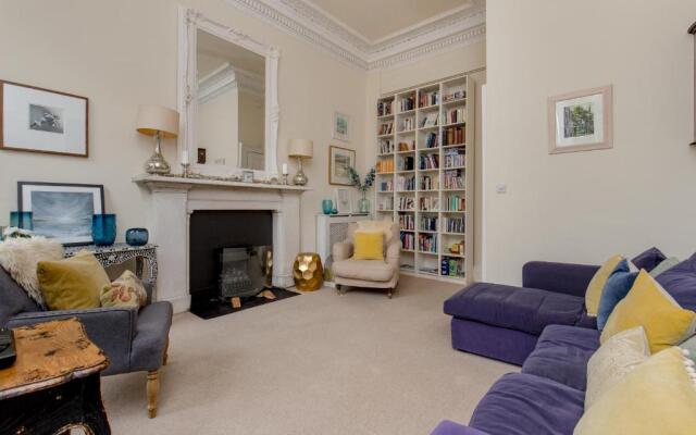 325 - Delightful 2 bedroom apartment situated in typical 18th century square