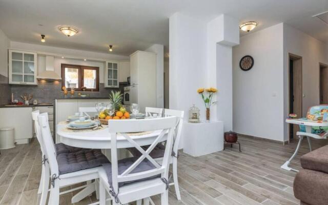 Lux stone house with pool, jacuzzi, sauna near beach