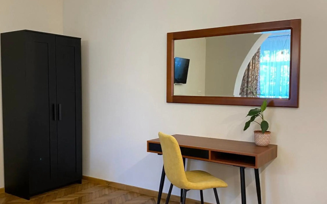 Theater Guesthouse with Parking