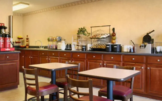Red Roof Inn & Suites Cleveland, TN