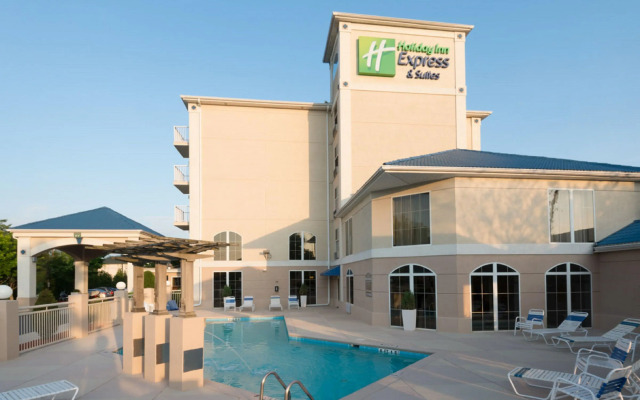 Holiday Inn Express & Suites Asheville SW - Outlet Ctr Area