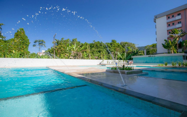 Apartamento Ubatuba, AR, Varanda Gourmet, Piscinas e 300mt Praia