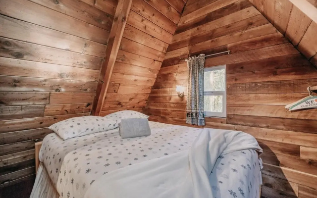 54sl - Hot Tub - Pets OK - Sleeps 4