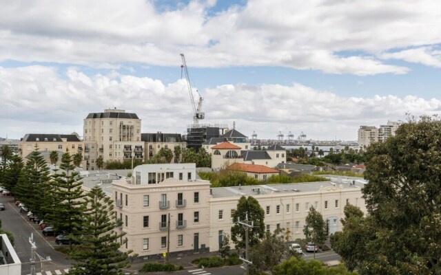 Stunning View 2-bed in Port Melbourne w/ Parking