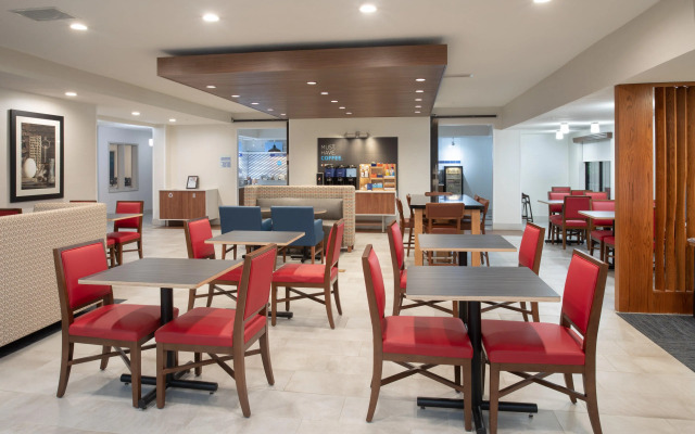 Holiday Inn Express Hotel & Suites Longmont by IHG