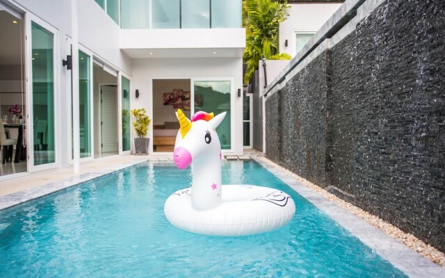 Elegant Designer 4BR Pool Villa Skylight